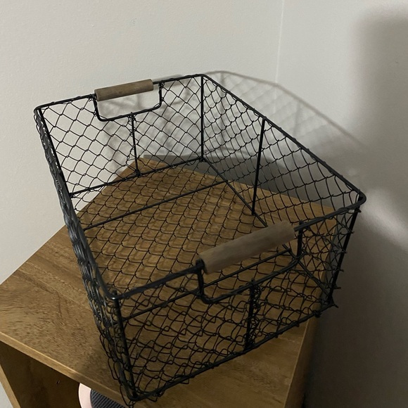 Rustic Wire Storage Basket with Wooden Handles - Picture 5 of 5